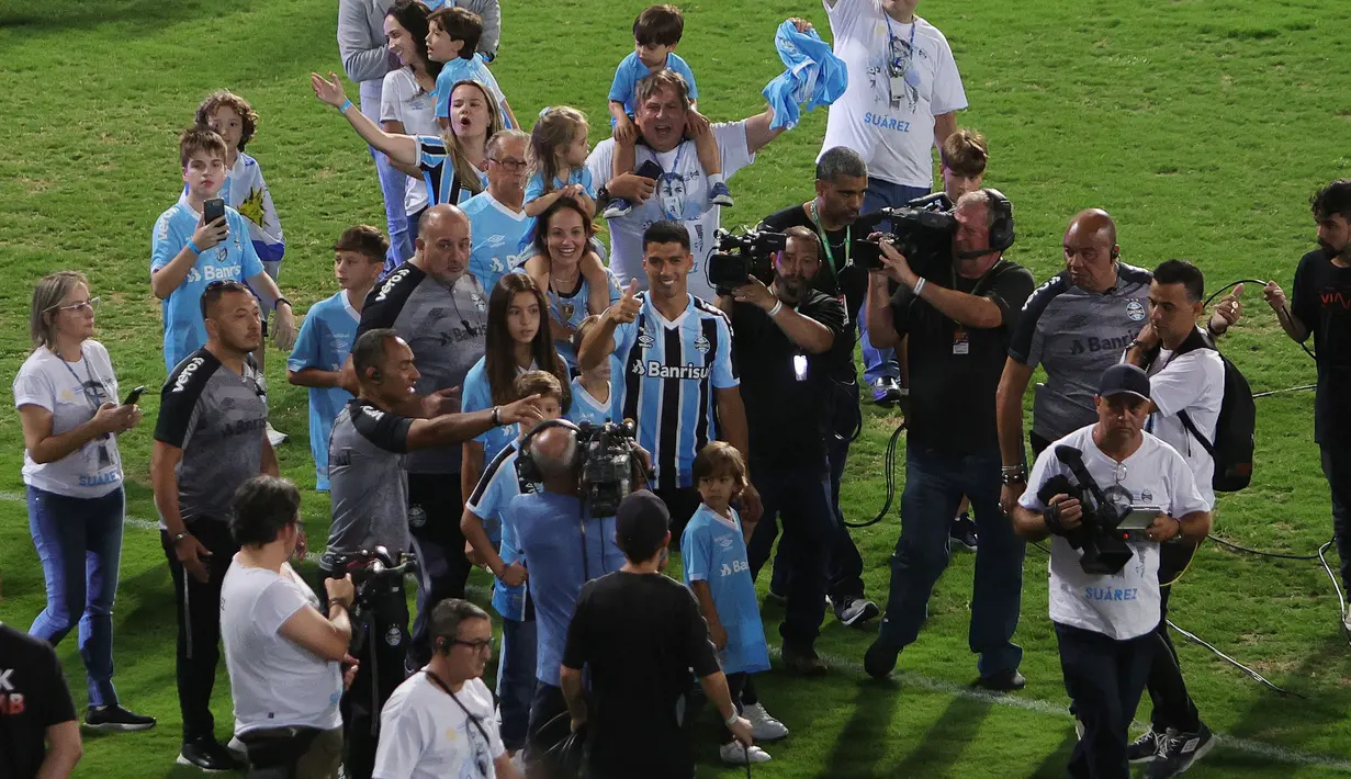 Striker Uruguay Luis Suarez menyapa para penggemar saat sesi perkenalannya sebagai pemain baru Gremio di stadion Gremio Arena, di Porto Alegre, Brasil, Rabu (4/1/2023). Striker 35 tahun itu resmi bergabung dengan Gremio dengan kontrak selama dua tahun. (Silvio AVILA / AFP)