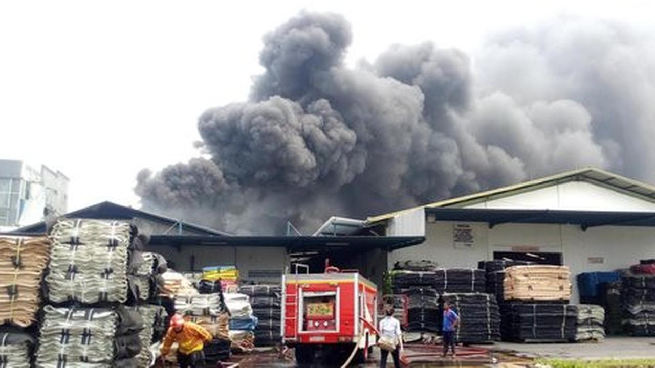 Pabrik produksi piala di Tangerang terbakar