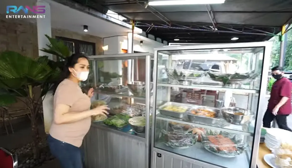 Nagita Slavina Borong Nasi padang (Youtube/Rans Entertainment)
