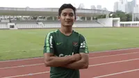 Pemain Timnas Indonesia U-22, Kadek Agung, usai latihan di Lapangan Madya, Senayan, Jakarta, Rabu (16/1). Latihan sekaligus seleksi pemain ini untuk persiapan turnamen Piala AFF U-22. (Bola.com/M Iqbal Ichsan)