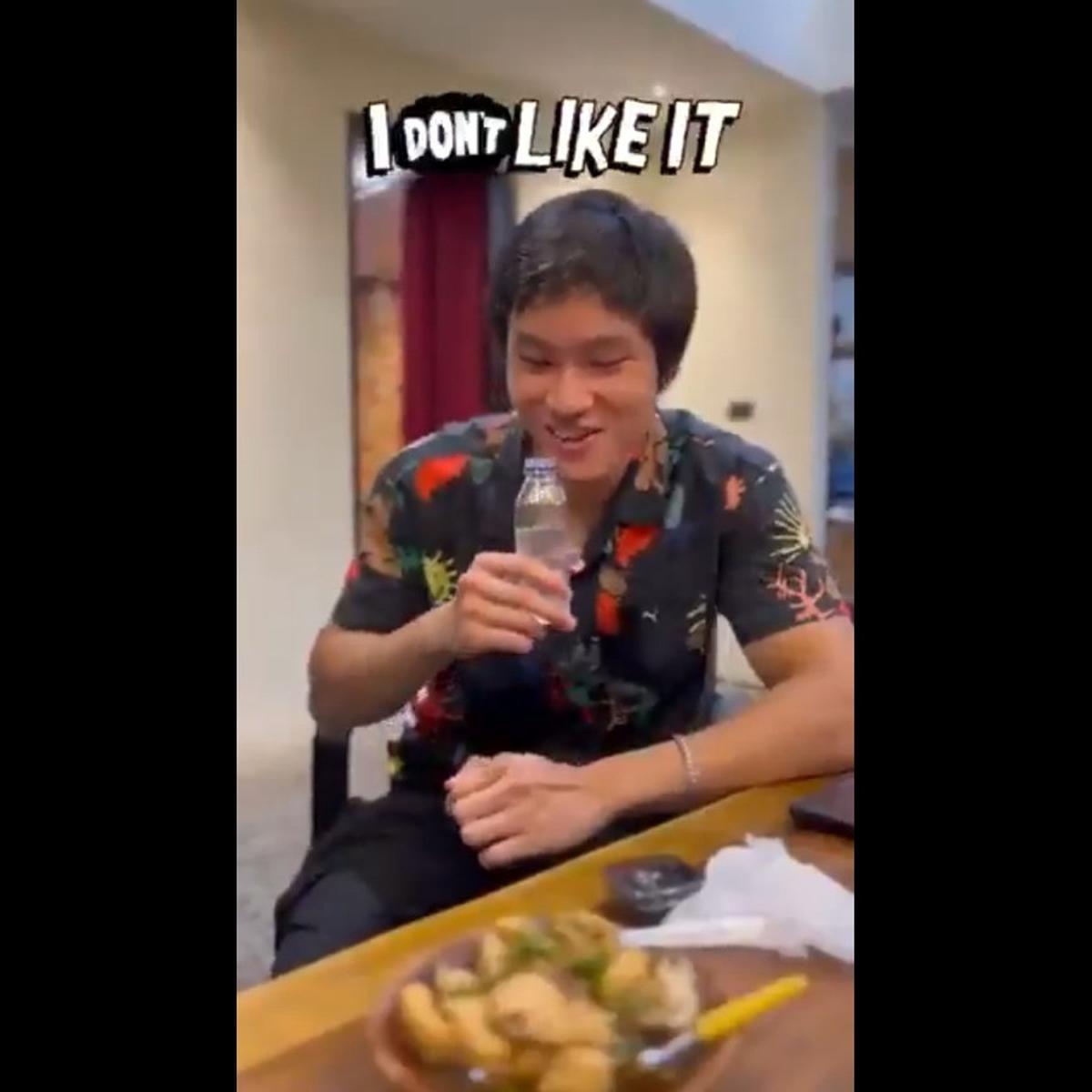 Azka makan tahu gejrot