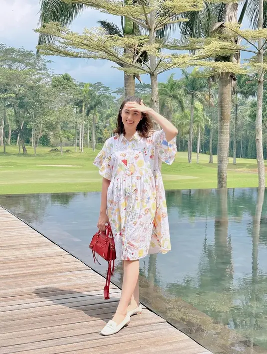 Gayanya berubah dengan pilihan busana dengan motif dan warna yang manis. [Instagram/anesstesiaayu]