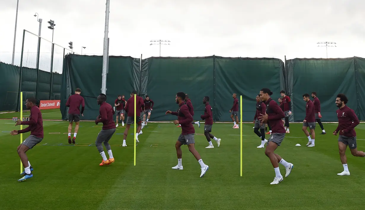 Gelandang Liverpool, Mohamed Salah (kanan) bersama rekan setimnya berlatih di kompleks pelatihan Melwood, Liverpool, Inggris, Senin (17/9). Liverpool akan menjamu Paris Saint-Germain (PSG) di Liga Champions 19 September 2018. (Paul ELLIS/AFP)