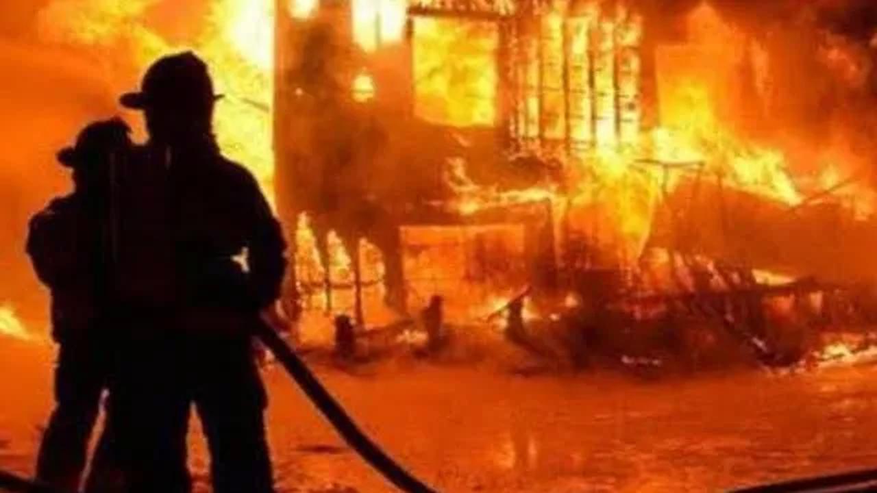 Untuk memadamkan api, Dinas DPKP Kota Depok mengerahkan 27 personel. Mereka diperkuat tujuh unit mobil pemadam kebakaran.&nbsp;