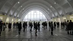 Orang-orang, termasuk warga Rusia, mengantre untuk menerima vaksinasi COVID-19 di Zagreb, Kroasia, pada 9 November 2021. Kroasia telah menjadi tempat favorit baru bagi warga Rusia yang mencari vaksin produksi Barat untuk bisa melakukan perjalanan ke wilayah Eropa dan AS. (AP Photo/Darko Bandic)