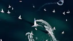 Perahu berlayar selama perlombaan Barcolana Regatta ke-49 di Teluk Trieste, (8/10). Perlombaan layar terbesar di dunia ini diikuti 2072 peserta. (AFP PHOTO / Alberto Pizzoli)