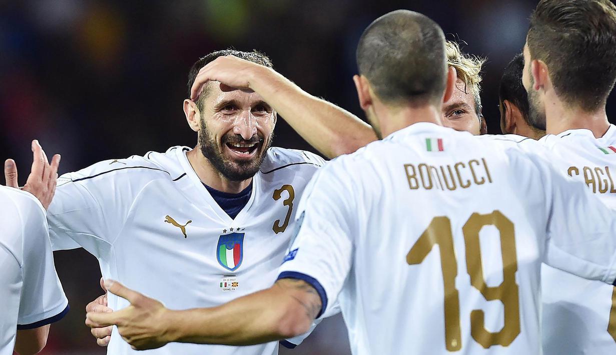 Para pemain Italia merayakan gol yang dicetak oleh Giorgio Chiellini ke gawang Makedonia pada laga Kualifikasi Piala Dunia 2018 di Stadion Olimpico, Turin, Jumat (6/10/2017). Italia ditahan imbang 1-1 dengan Makedonia. (AP/Alessandro Di Marco)