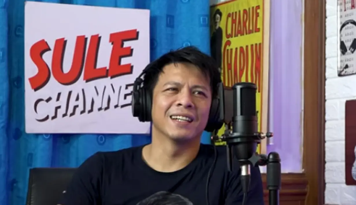 Sejak berpisah dengan Sarah Amalia, kini Ariel Noah memang belum terlihat lagi memiliki pasangan. Namun ternyata bukan tanpa alasan, kini Ariel masih sibuk berkarya.  (Instagram/arielnoah)