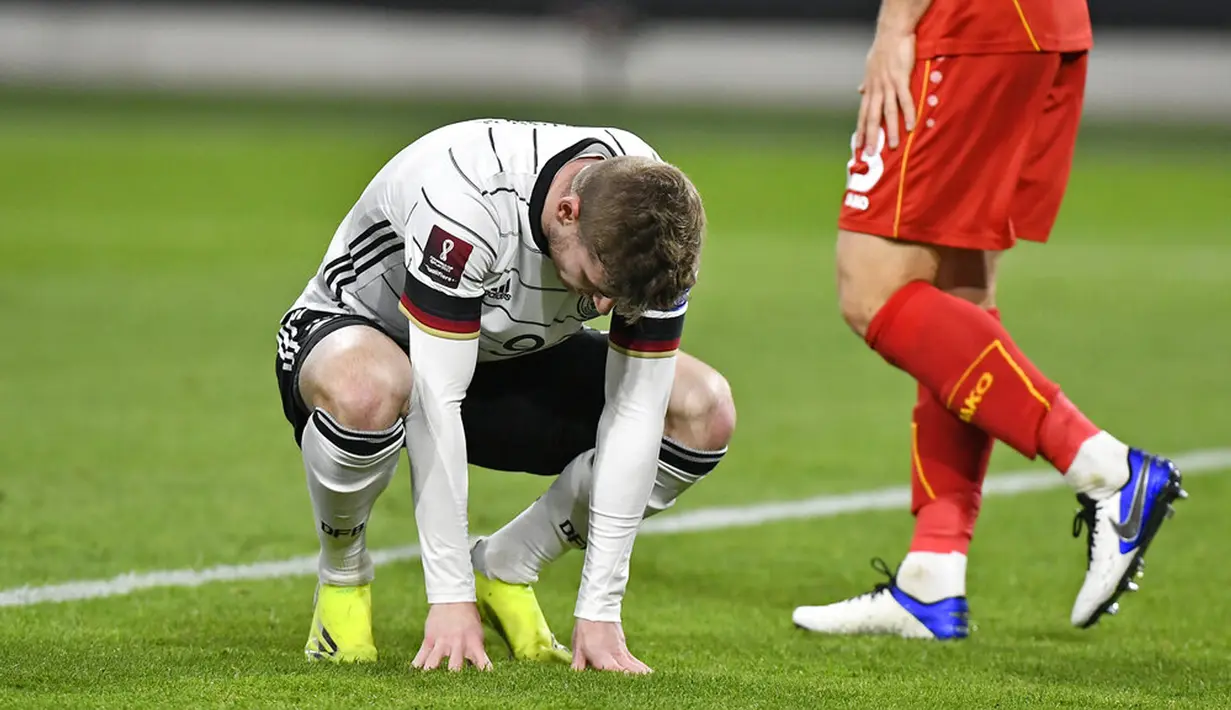 Pemain Jerman Timo Werner tertunduk setelah dia melewatkan peluang besar untuk mencetak gol ke gawang Makedonia Utara pada pertandingan Grup J kualifikasi Piala Dunia 2022 di Duisburg, Jerman, Rabu (31/3/2021). Jerman kalah 1-2. (AP Photo/Martin Meissner)