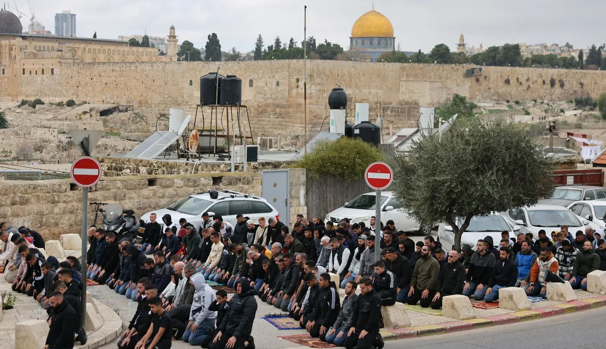 Sebelumnya, otoritas Israel memberlakukan pembatasan ketat terhadap warga untuk  Palestina. (AHMAD GHARABLI/AFP)