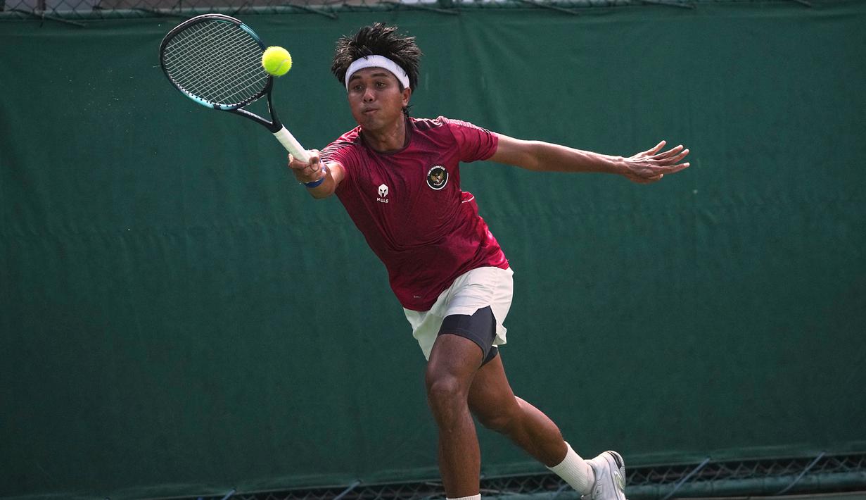 M. Rifqi Fitriadi tampil pantang menyerah saat berhadapan dengan Maximus Jones. Duel berlangsung sengit hingga tiga set, namun Rifqi menunjukkan mental baja di set penentuan untuk menang 6-3, 4-6, 7-6. Skor imbang 1-1 memaksa laga ditentukan lewat partai ganda. (AP Photo/Achmad Ibrahim)