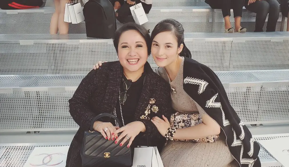 Bagi Chelsea Islan, sang ibunda adalah sosok yang paling menginspirasi hidupnya. Sang ibu diketahui  merupakan salah satu survivor kanker yang sekarang ini berjuang sebagai aktivis kanker. (Liputan6.com/IG/chelseaislan)