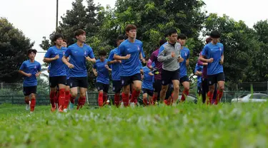 Jelang berlaga di kualifikasi Grup H Piala Asia 2016, timnas Korea Selatan U-23 melakukan sesi latihan perdana di Lapangan C Senayan, Jakarta, Minggu (21/3/2015). (Liputan6.com/Helmi Fithriansyah)