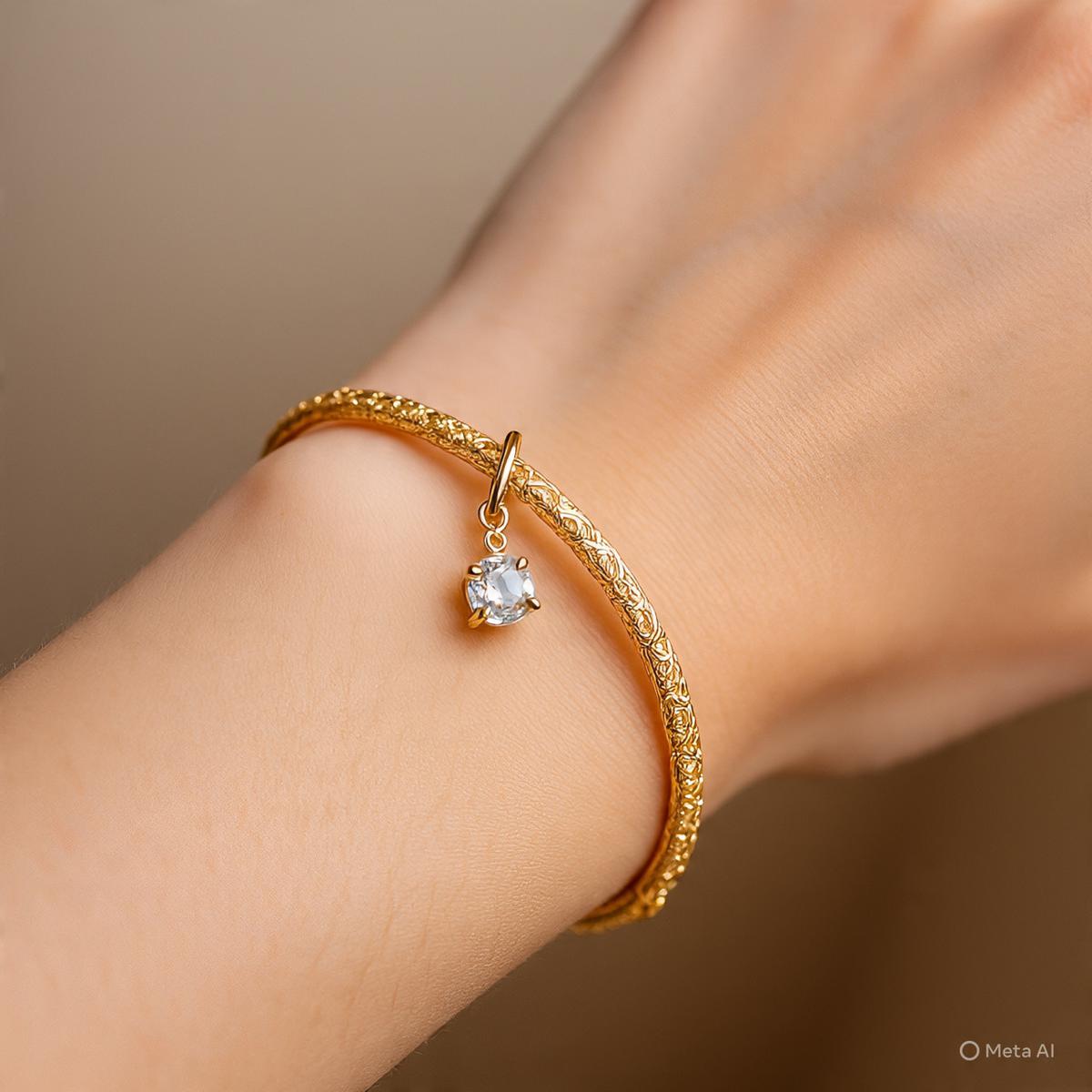 Bangle liontin mini bersentuhan personal