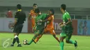 Gelandang PS TNI, Soonhak Hong (tengah) berebut bola dengan pemain Borneo FC pada laga lanjutan Liga 1 di Stadion Pakansari, Kab Bogor, Senin (17/4). Laga PS TNI melawan Borneo FC berakhir imbang 2-2. (Liputan6.com/Helmi Fithriansyah)