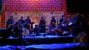 Pementasan yang diadakan di Kampung Kemang ini mengenalkan musik etnik Betawi yang dipadukan dengan musik modern (Liputan6.com/Johan Tallo) 
