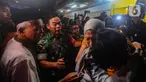 Tangis orang tua pecah sambil memeluk sang anak setelah dua dari tiga bus rombongan SMK Lingga Kencana yang selamat dari kecelakaan maut tiba di Limo, Depok, Minggu (12/5/2024). (merdeka.com/Arie Basuki)