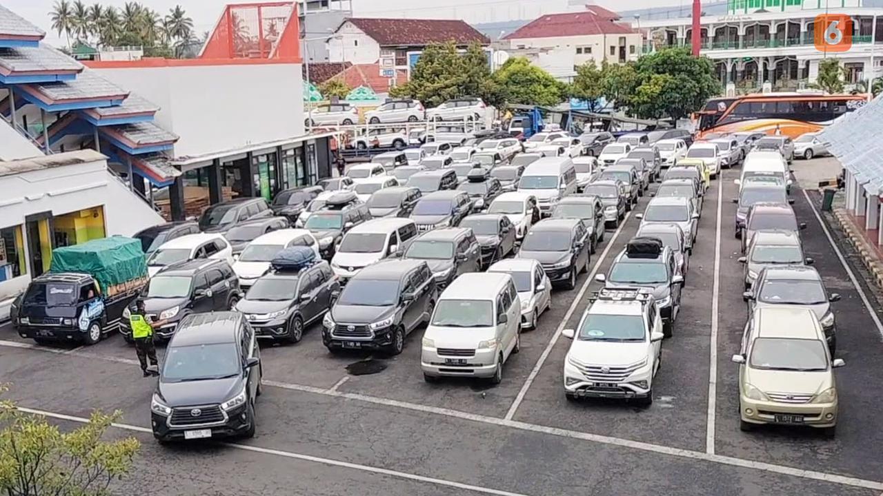 Antrean kendaraan roda empat pribadi di area parkir Pelabuhan Ketapang menunggu giliran masuk ke dalam kapal (Hermawan Arifianto/Liputan6.com)