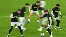 Para pemain Atletico Madrid menghadiri sesi latihan menjelang leg pertama babak 16 besar Liga Champions melawan Chelsea di Stadion Arena Nationala, Rumania, Senin (22/2/2021). Meski laga tidak dimainkan di kandang Atletico Madrid, Chelsea tetap berstatus sebagai tim tamu.  (Daniel MIHAILESCU/AFP)