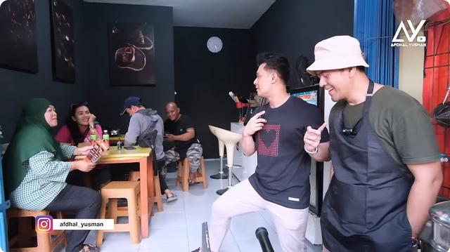 Dulu langganan serial kolosal kini jadi penjual tahu bakso, intip 6 potret warung milik Aris Kurniawan