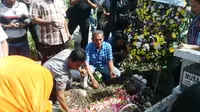 Satu di antara ketiga korban longsornya tebing air terjun Sedudo di Nganjuk dimakamkan pagi tadi sekitar pukul 09.30 WIB. (Dian Kurniawan/Liputan6.com)