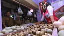 Disperindag Tangsel berbincang dengan pedagang telur saat sidak menjelang bulan Ramadan di pasar kawasan BSD, Selasa (15/5). Sidak dilakukan bersama BPOM Banten, Polres Tangsel, Dinas Kesehatan dan Dinas Ketahanan Pangan Tangsel. (Merdeka.com/Arie Basuki)