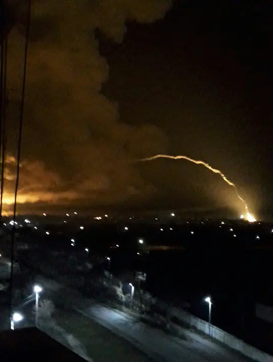 Serangkaian ledakan mengguncang sebuah gudang senjata di pangkalan militer Ukraina di Balakliya, Kamis (23/3). Pejabat militer menduga ledakan tersebut dilakukan oleh penyabotase. (AP Photo/Ministry of Emergency Situations press service via AP)