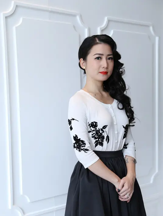 'Kalau baju hijau, gold, coklat lipstiknya bagus merah nuansa oranye,' imbuh Pupu Paula. (Galih W Satria/Bintang.com)  