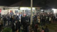 ratusan orang demo ke kantor polisi mencari pegawai koperasi yang hilang
