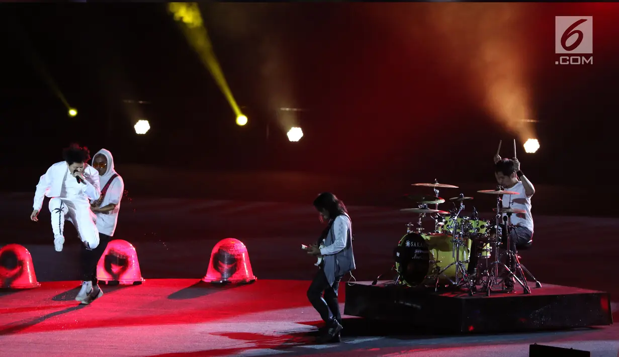 Penampilan dari grup band GIGI pada Upacara Penutupan Asian Games ke-18 Tahun 2018 di Stadion Utama GBK, Senayan, Jakarta, Minggu (2/9). Band yang digawangi Armand Maulana ini tampil dengan mengenakan baju serba putih. (Liputan6.com/Helmi Fithriansyah)