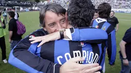 Sebagai pemain, Roberto Mancini tercatat total mengoleksi 2 gelar juara Liga Italia, dengan rincian satu gelar diraih bersama Sampdoria (1990/1991) dan satu gelar bersama Lazio (1999/2000). Sementara sebagai pelatih ia tercatat 3 kali menjuarai Liga Italia, semua bersama Inter Milan dalam tiga musim beruntun pada 2005/2006 hingga 2007/2008. (AFP/Nico Casamassima)