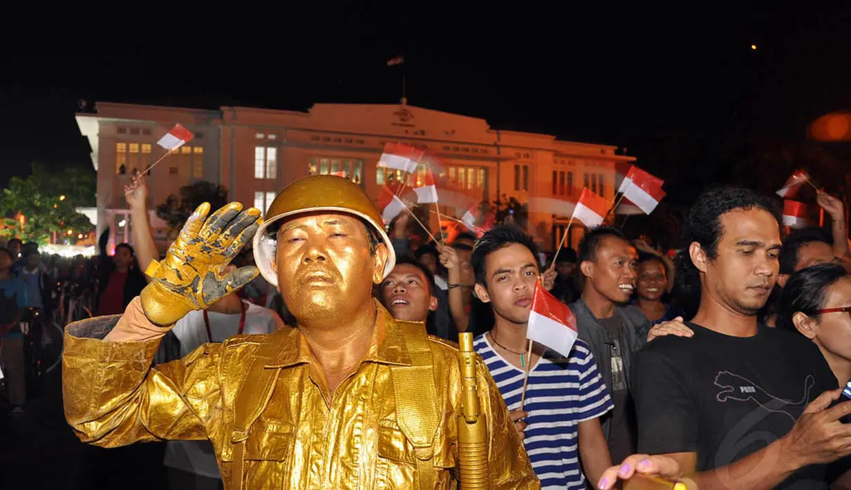 Salah satu gaya dari manusia patung di kawasan Kota Tua, Jakarta, Sabtu (16/8/14). (Liputan6.com/Miftahul Hayat)