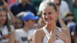 Kristina Mladenovic merayakan kemenangan atas petenis Italia, Sara Errani pada ajang tenis di Roland Garros 2017, Prancis Terbuka, Paris, (31/5/2017). (AFP/Thomas Samson)