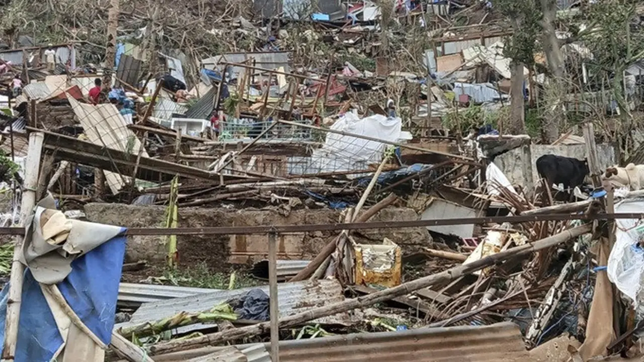 Foto tak bertanggal yang disediakan oleh LSM Medecins du Monde pada Minggu (15/12/2024), menunjukkan sebuah bukit yang hancur di wilayah Prancis, Mayotte, setelah Topan Chido menghantam.