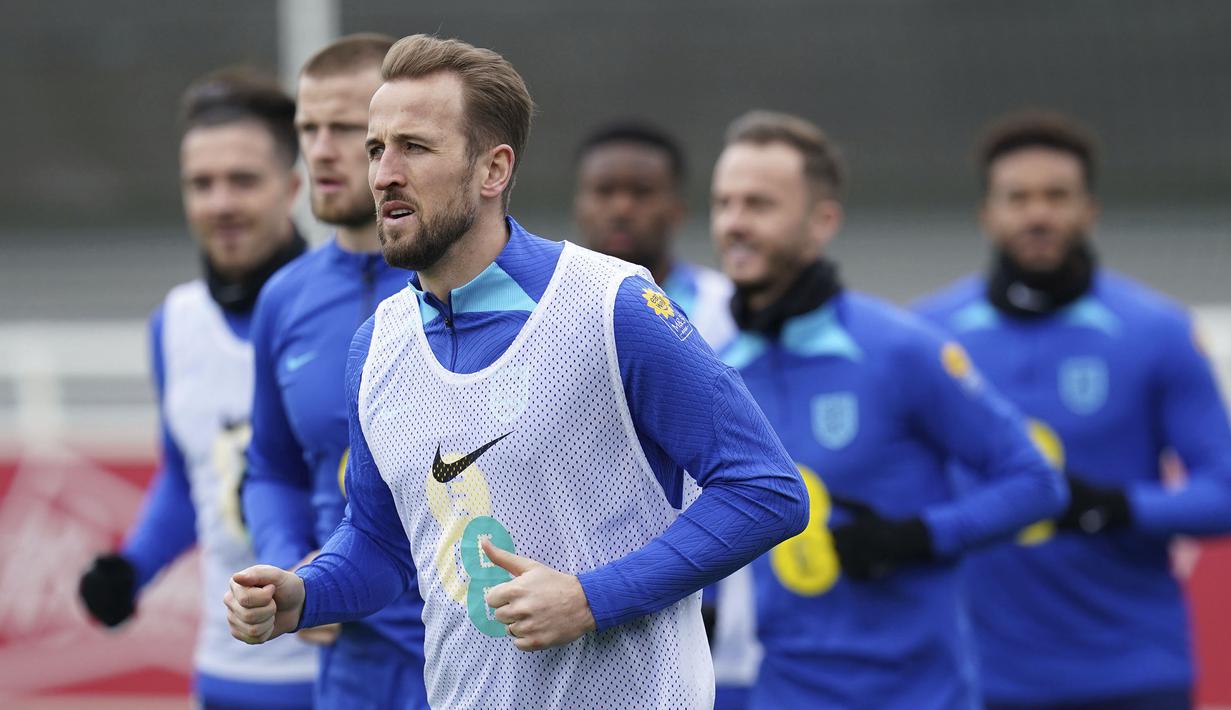Pemain Timnas Inggris, Harry kane dan rekannya menjalani latihan persiapan menjelang laga Kualifikasi Euro 2024 melawan Italia yang berlangsung di St George's Park, Burton-on-Trent, Inggris, 21 Maret 2023. The Three Lions dijadwalkan akan bertandang ke Italia  pada Sabtu (25/03/2023) dini hari WIB di Stadion Diego Armando Maradona, Napoli. (AP Photo/PA/Nick Potts)
