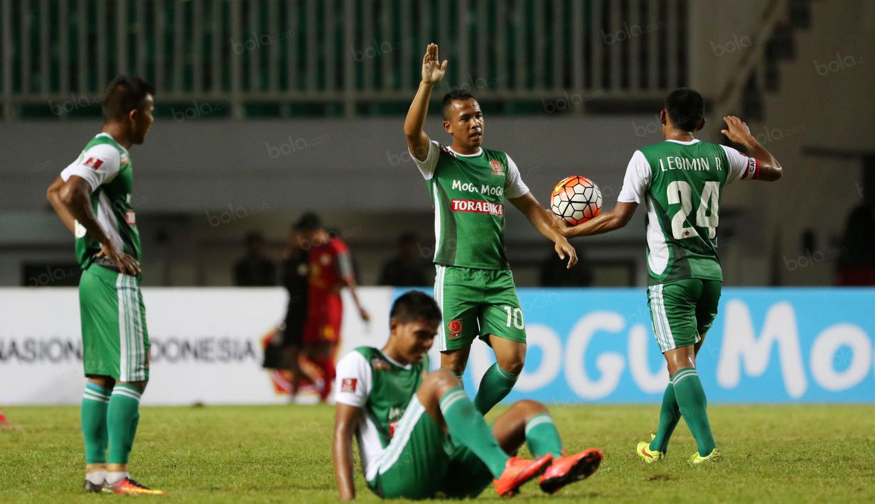 Para pemain PS TNI merayakan kemenangan atas Barito Putra 2-1 pada laga Torabika SC 2016 di Stadion Pakansari, Bogor, Jumat (22/7/2016). (Bola.com/Nicklas Hanoatubun)