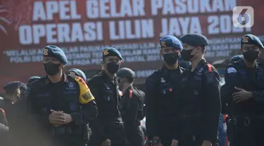 Apel gelar pasukan Operasi Lilin Jaya 2021 di lapangan Polda Metro Jaya, Jakarta, Kamis (23/12/2021). Delapan ribu personel gabungan diturunkan dalam melaksanakan Operasi Lilin Jaya 2021 di wilayah DKI Jakarta yang akan dimulai 24 Desember 2021 - 2 Januari 2022. (merdeka.com/Imam Buhori)