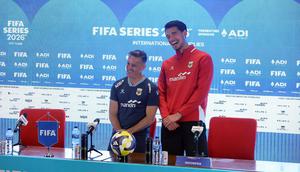 Pelatih kepala Timnas Indonesia, John Herdman (kiri) dan Elkan Baggott berfoto bersama setelah sesi konferensi pers menjelang FIFA Series melawan St Kitts and Navis di Stadion Utama Gelora Bung Karno (SUGBK), Senayan, Jakarta, Kamis (26/03/2026). (Bola.com/M Iqbal Ichsan)