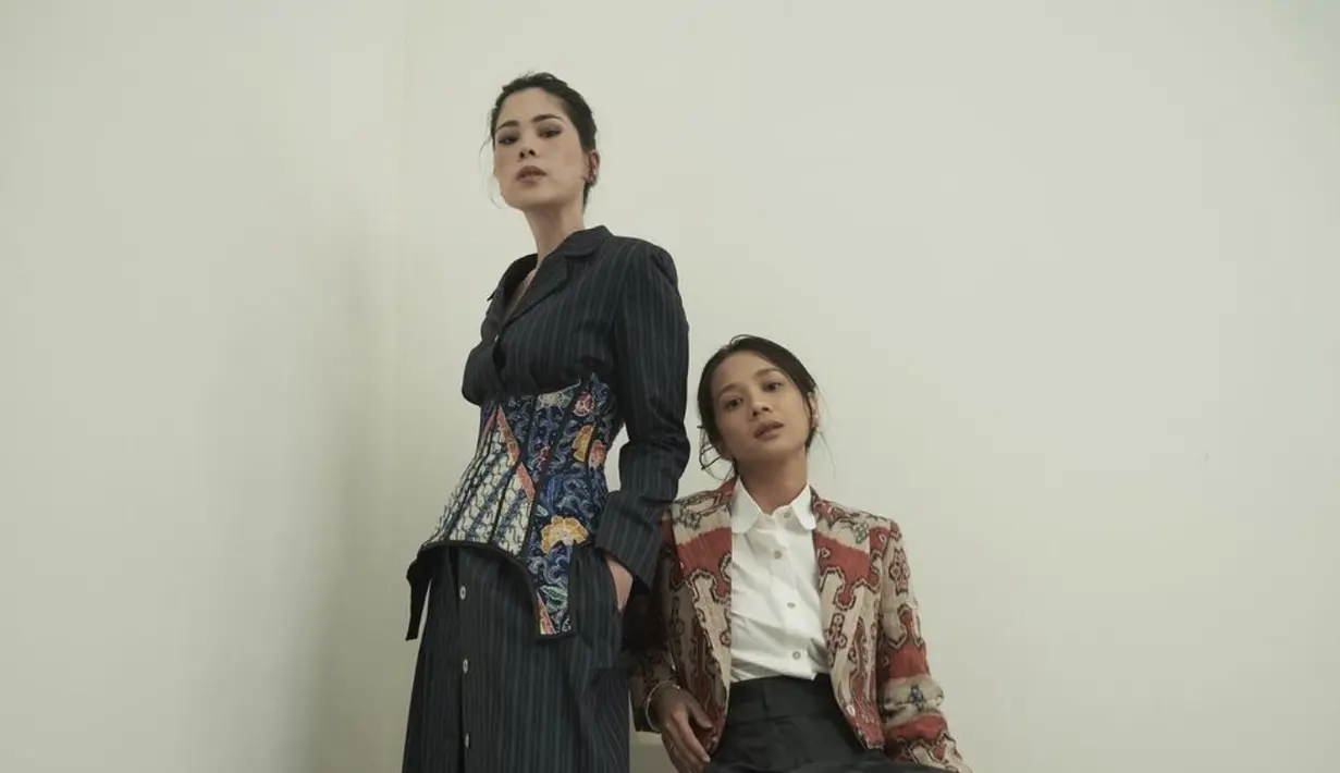 Dengan blazer batik dan rok volume bernuansa hitam, pesona Gista putri begitu fashionable dalam balutan wastra nusantara. [Foto: Instagram/ Gista Putri]