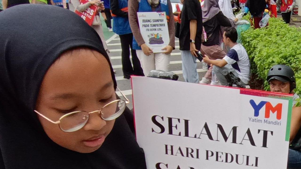 FOTO: Potret Semangat Anak-Anak Yatim Piatu Membersihkan Lingkungan CFD Jakarta dari Sampah-Sampah Berserakan