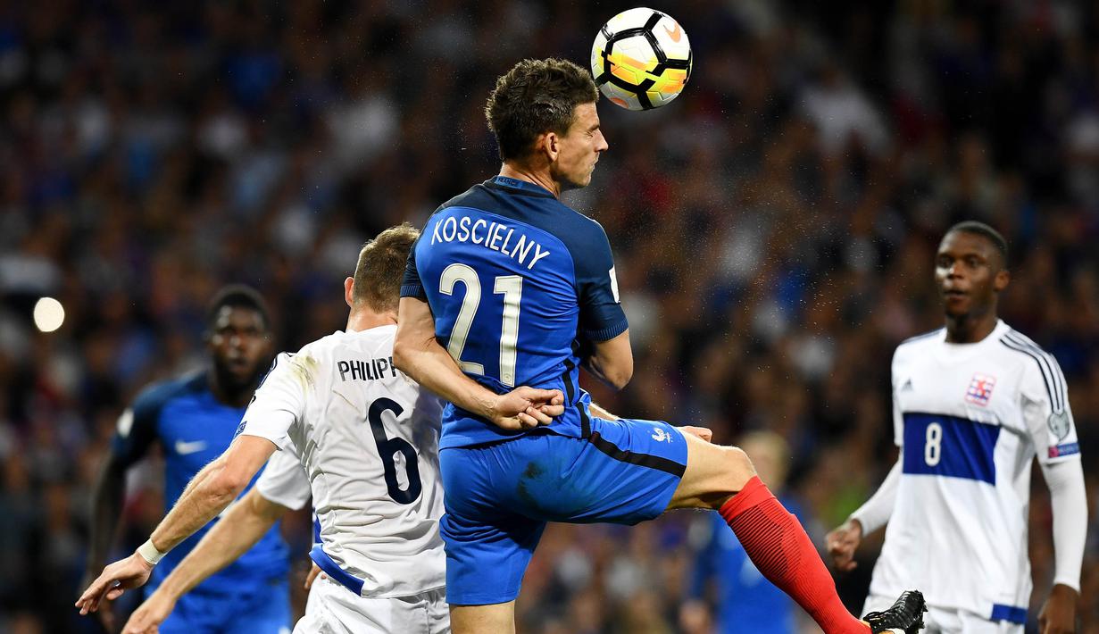 Bek Prancis, Laurent Koscielny, duel udara dengan pemain Luksemburg pada laga Kualifikasi Piala Dunia 2018 di Stadion Municipal, Toulouse, Minggu (3/9/2017). Kedua negara bermain imbang 0-0. (AFP/Franck Fife)
