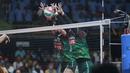 Dua Pemain Tim Voli Putri Petrokimia Gresik Pupuk Indonesia, Shella Bernadetha Onnan (kiri) dan Putri Nur Hidayati Agustin berusaha melakukan blok saat menghadapi TNI AU pada laga grand final Livoli Divisi Utama 2023 di di GOR Joyoboyo, Kediri, Sabtu (9/12/2023) malam WIB. Petrokimia Gresik Pupuk Indonesia menang 3-0 (25-21, 25-23, 25-16). (PBVSI)