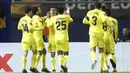 Para pemain Villarreal merayakan gol ke gawang Dinamo Zagreb yang dicetak striker Gerard Moreno (tengah) dalam laga leg pertama perempatfinal Liga Europa 2020/2021 di Maksimir Stadium, Zagreb, Kamis (8/4/2021). Villarreal menang 1-0 atas Dinamo Zagreb. (AP/Darko Bandic)