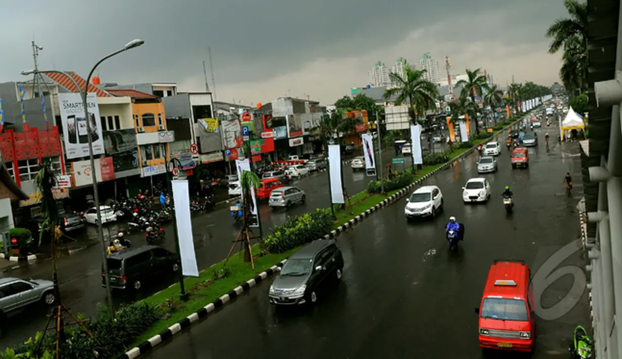 Sejumlah kendaraan mulai hilir mudik di kawasan Kelapa Gading pasca banjir. Sebelumnya, kawasan ini terendam banjir setinggi 80 cm hingga memutuskan arus lalu lintas, Jakarta, Jumat (13/2/2015). (Liputan6.com/Faisal R Syam)