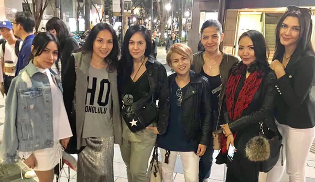 Rumah tangga Aming dan Evelyn Nada Anjani baru berjalan beberapa bulan. Pasangan yang sering membuat iri netizen lantaran kemesraan itu harus berakhir lantaran Aming mengugat cerai istrinya. (Instagram/ev0124)