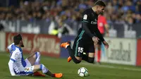 Pemain Real Madrid, Theo Hernandez (kanan) melayang saat berebut bola dengan pemain Leganes, Roberto Roman "Tito" pada lanjutan La Liga Santander di Butarque stadium, Leganes, (21/2/2018). Real Madrid menang 3-1.  (AP/Francisco Seco)
