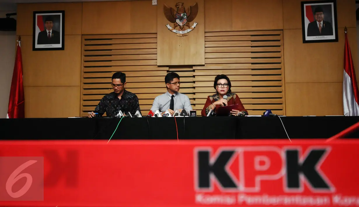 Pimpinan KPK, Basaria Panjaitan (kanan) saat memberi keterangan kasus OTT Hakim MK, Patrialis Akbar di Jakarta, Kamis (26/1). Patrialis diduga menerima suap uji materi undang-undang. (Liputan6.com/Helmi Fithriansyah)
