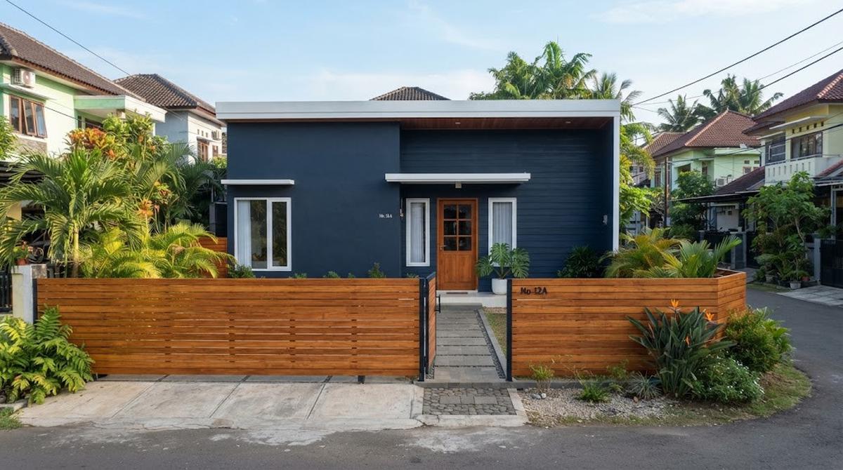Warna Cat Rumah yang Cocok dengan Pagar Kayu