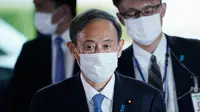 Perdana Menteri Jepang terpilih, Yoshihide Suga berjalan di kantor perdana menteri di Tokyo, Rabu (16/9/2020). Yoshihide Suga secara resmi terpilih sebagai perdana menteri Jepang dalam pemungutan suara parlemen, menggantikan Shinzo Abe yang mundur karena sakit. (AP Photo/Eugene Hoshiko)