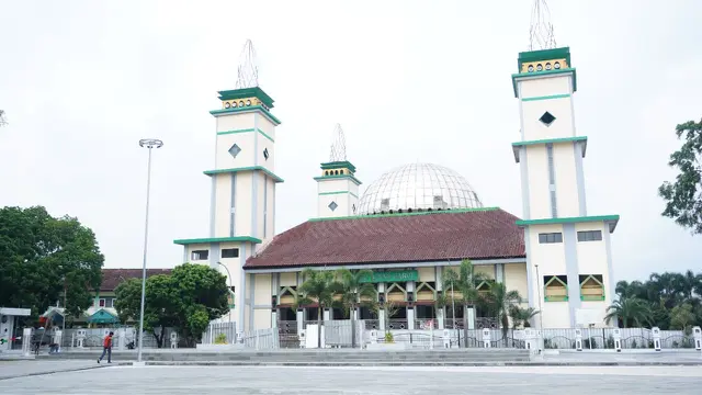 Selain fasilitas publik yang baru, kehadiran Masjid Agung Garut  di area lokasi ALun-alun menambah daya tarik kawasan Alun-alun Garut, Jawa Barat.